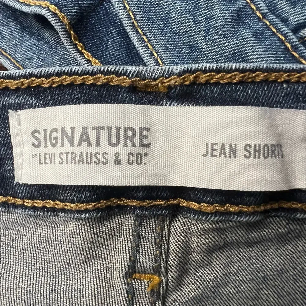 Signature Levi Strauss denim shorts men’s 40, inseam 8 1/2” GREAT Condition!